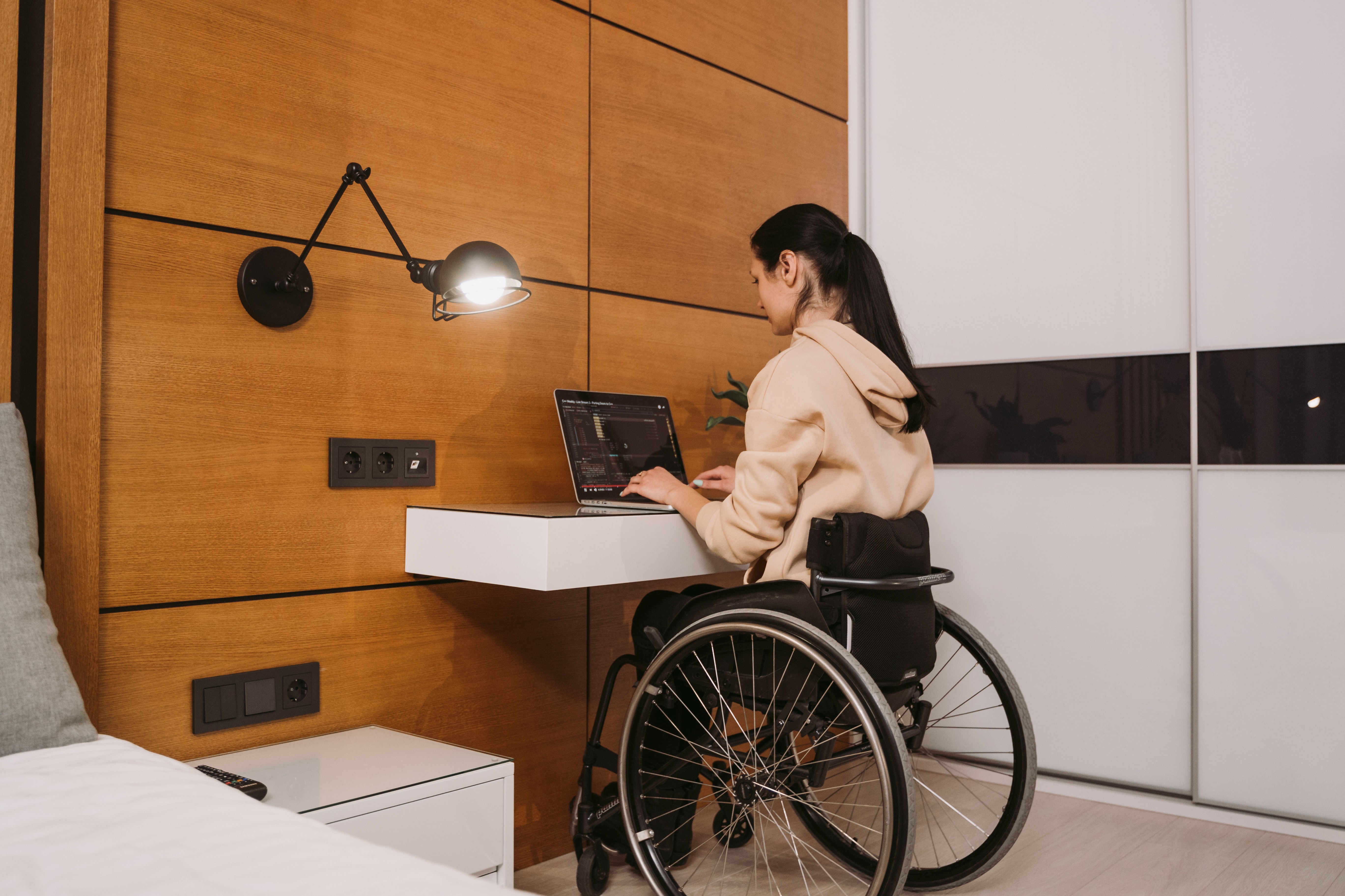 Должник инвалид. Инклюзивный офис. Инклюзивность в дизайне. Люди с инвалидностью. Универсальный дизайн для инвалидов.