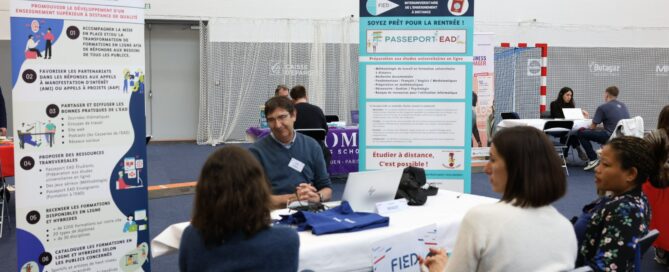 Stand FIED -Henri Benoit présente la FIED à des personnes au Forum Formation – Insertion – Reconversion