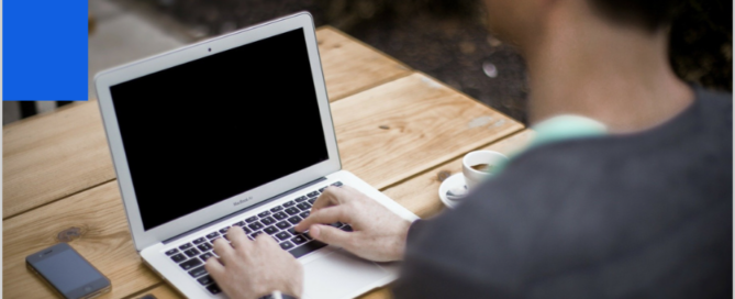 Image d'un étudiant devant un laptop avec les titres : Newsletter mai 2025