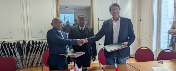 Personnes représentant le CNTEMAD, la FIED et l'UN