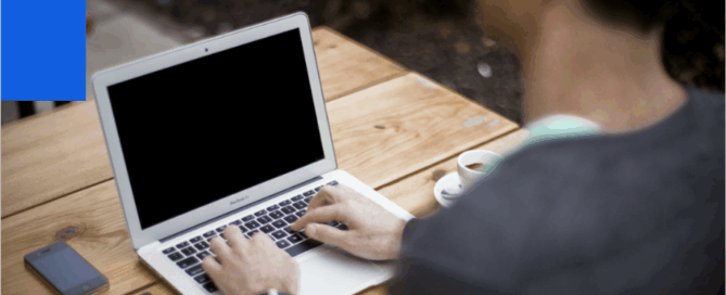 Photo d'un étudiant sur un PC portable