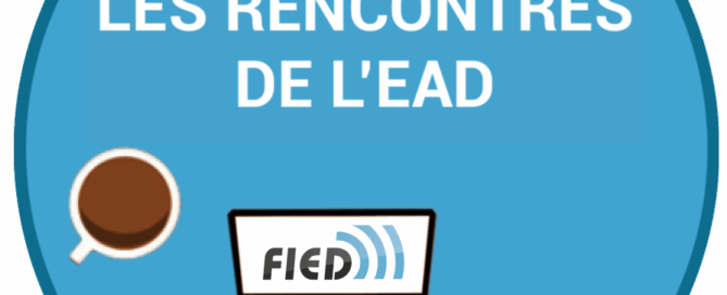 Image d'un ordinateur portable avec le logo de la FIED sur l'écran, une tasse de café, un carnet de notes, le tirte dit "Les Rencontres de l'EAD"