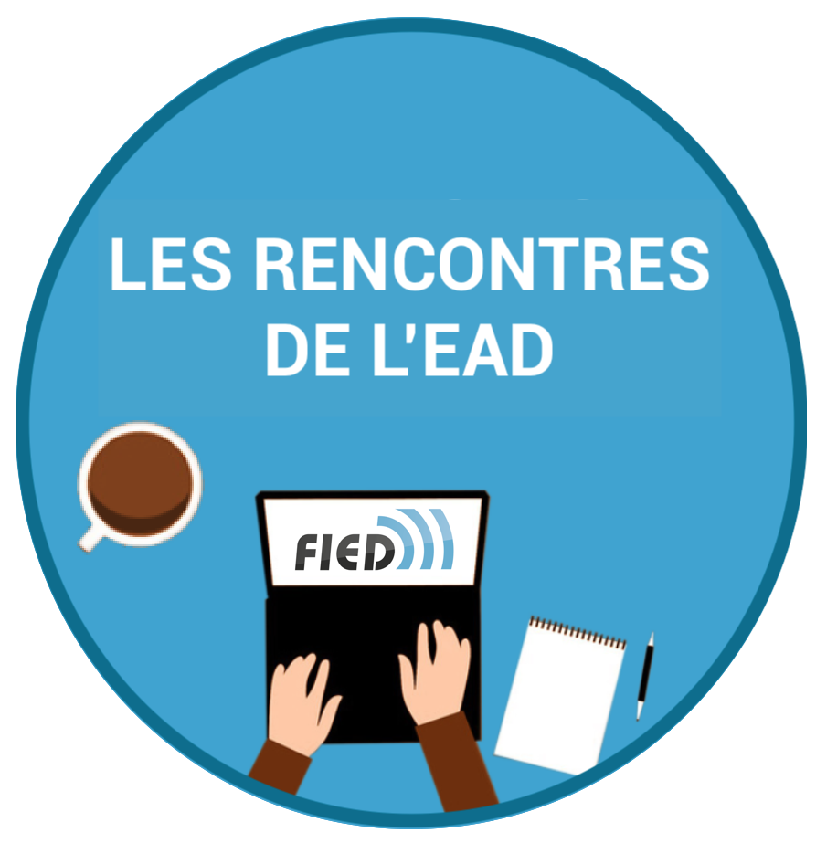 Image d'un ordinateur portable avec le logo de la FIED sur l'écran, une tasse de café, un carnet de notes, le tirte dit "Les Rencontres de l'EAD"